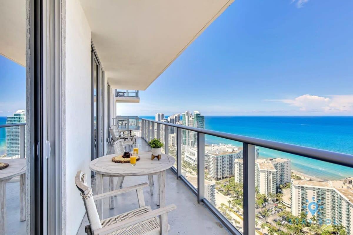 Sophisticated Coastal Haven, Parking Included Apartment