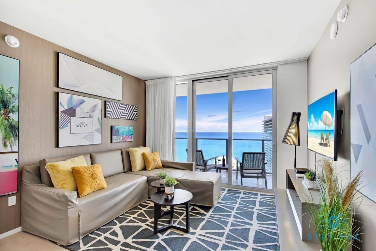 Sophisticated Coastal Haven, Parking Included Apartment *