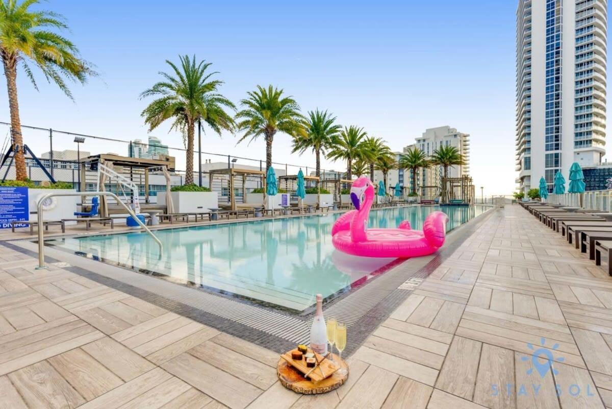 Sophisticated Coastal Haven, Parking Included Apartment