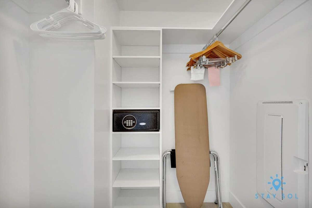 Sophisticated Coastal Haven, Parking Included * Hollywood