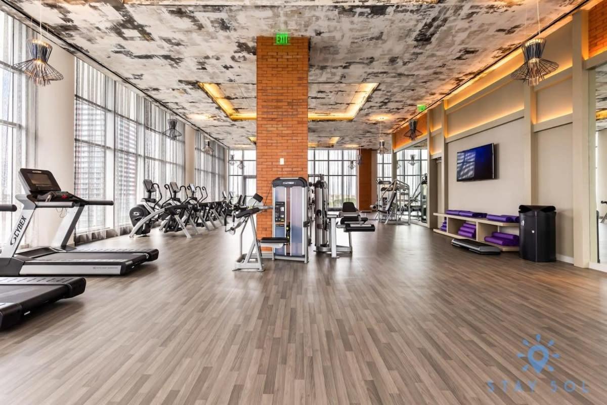 Apartment Sophisticated Coastal Haven, Parking Included *