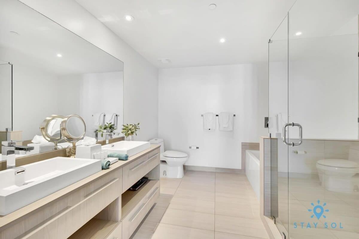 Sophisticated Coastal Haven, Parking Included Apartment *