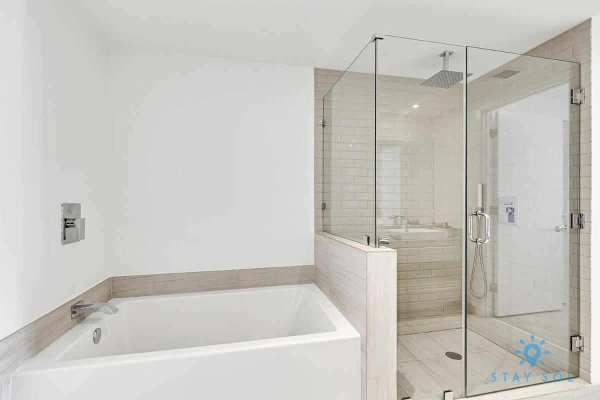 Sophisticated Coastal Haven, Parking Included Hollywood