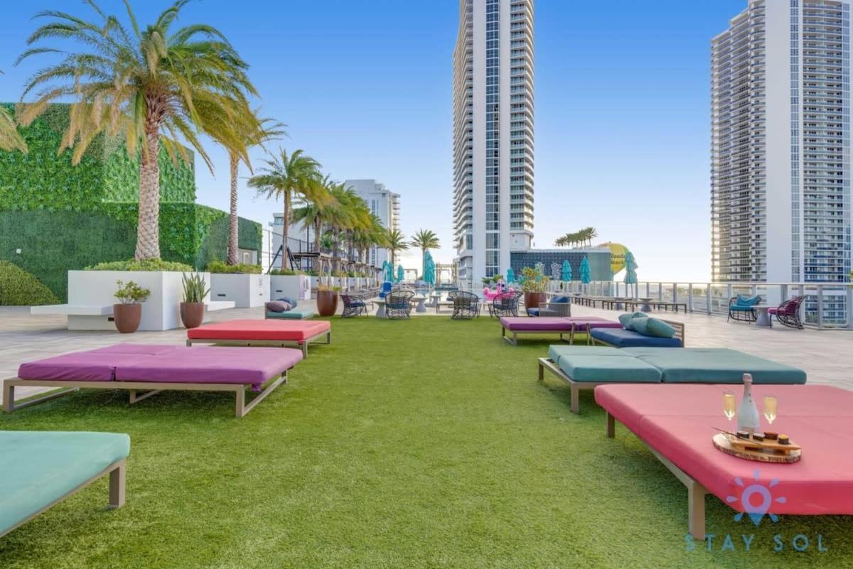 Sophisticated Coastal Haven, Parking Included Apartment *