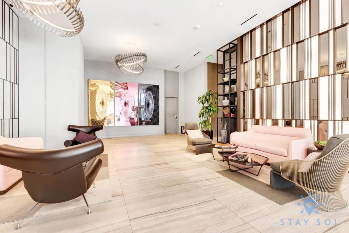 Sophisticated Coastal Haven, Parking Included Apartment Hollywood