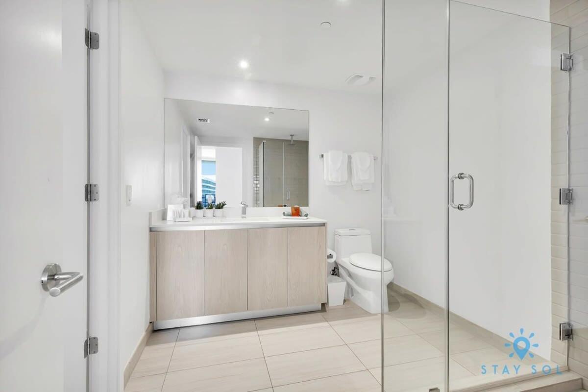 Sophisticated Coastal Haven, Parking Included Apartment *