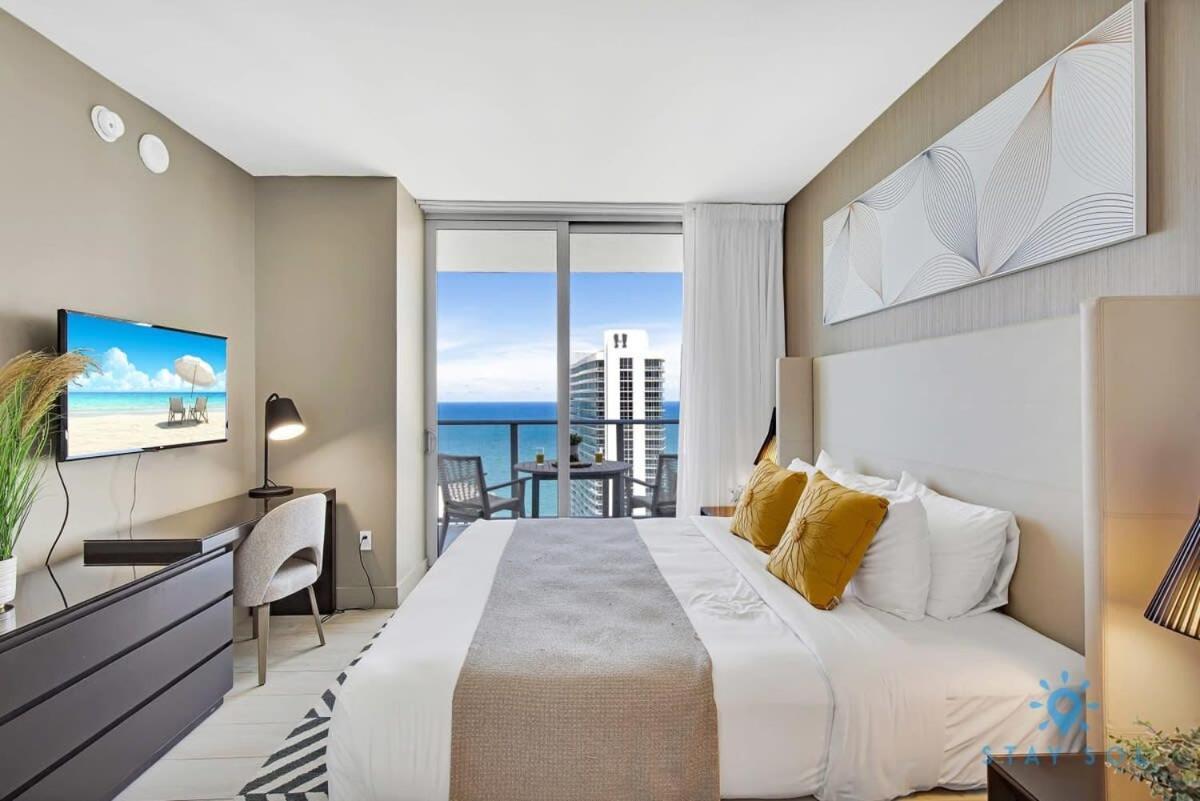 Sophisticated Coastal Haven, Parking Included Apartment *