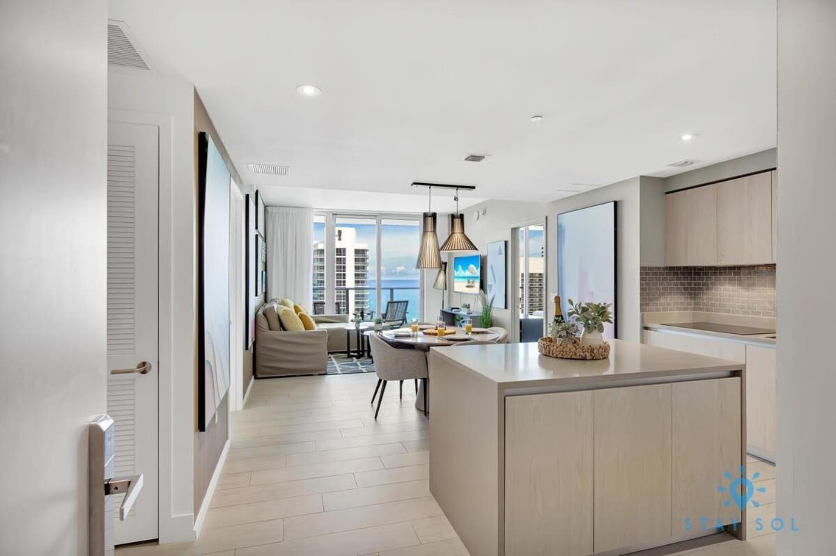 Sophisticated Coastal Haven, Parking Included Hollywood