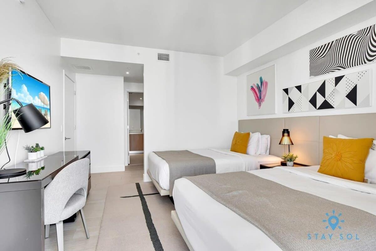 Sophisticated Coastal Haven, Parking Included Apartment *