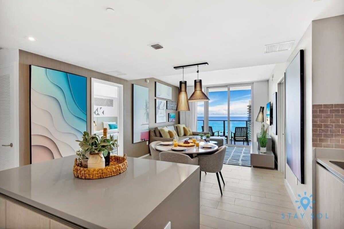 Sophisticated Coastal Haven, Parking Included * Hollywood