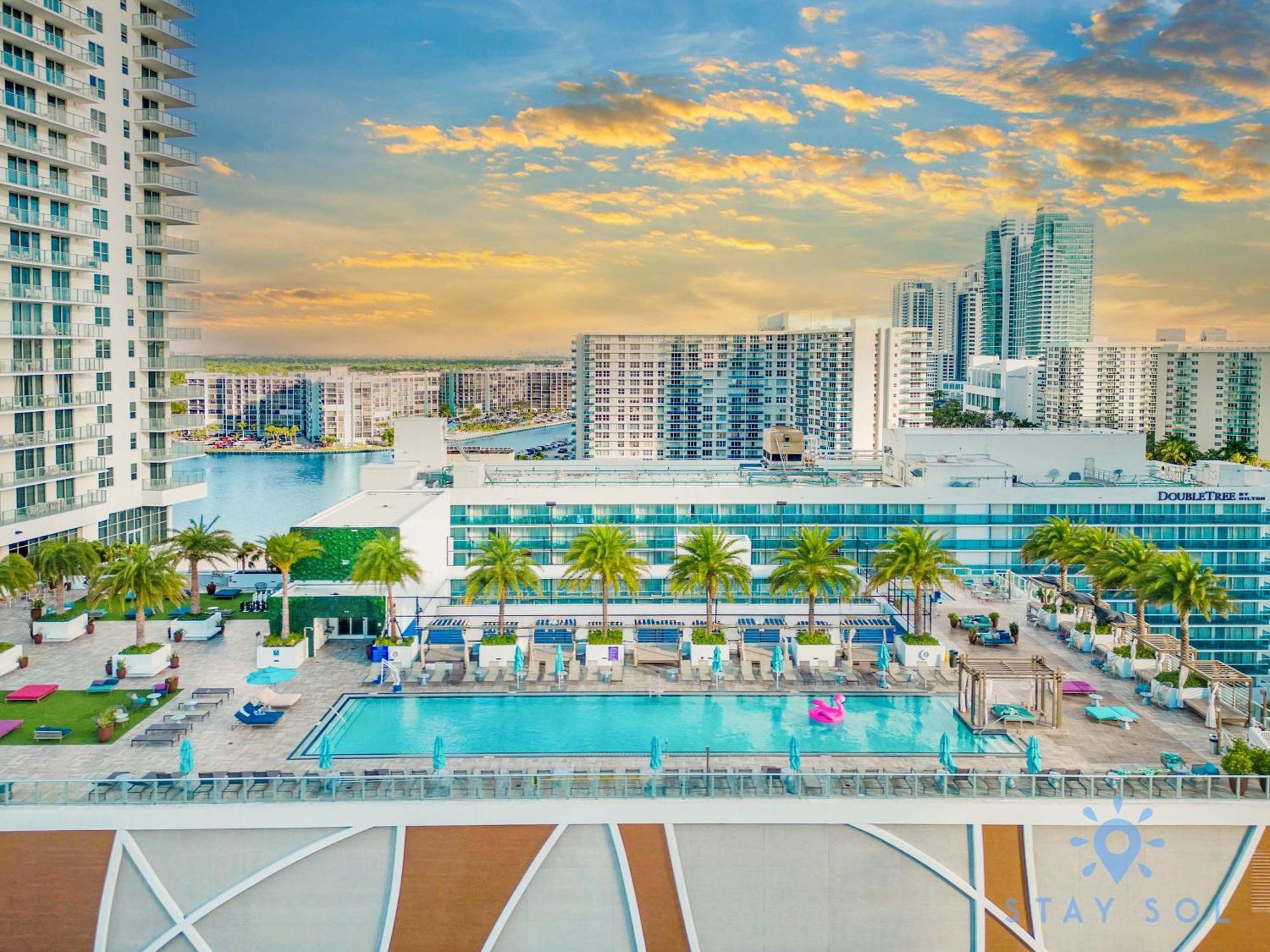 Sophisticated Coastal Haven, Parking Included Hollywood